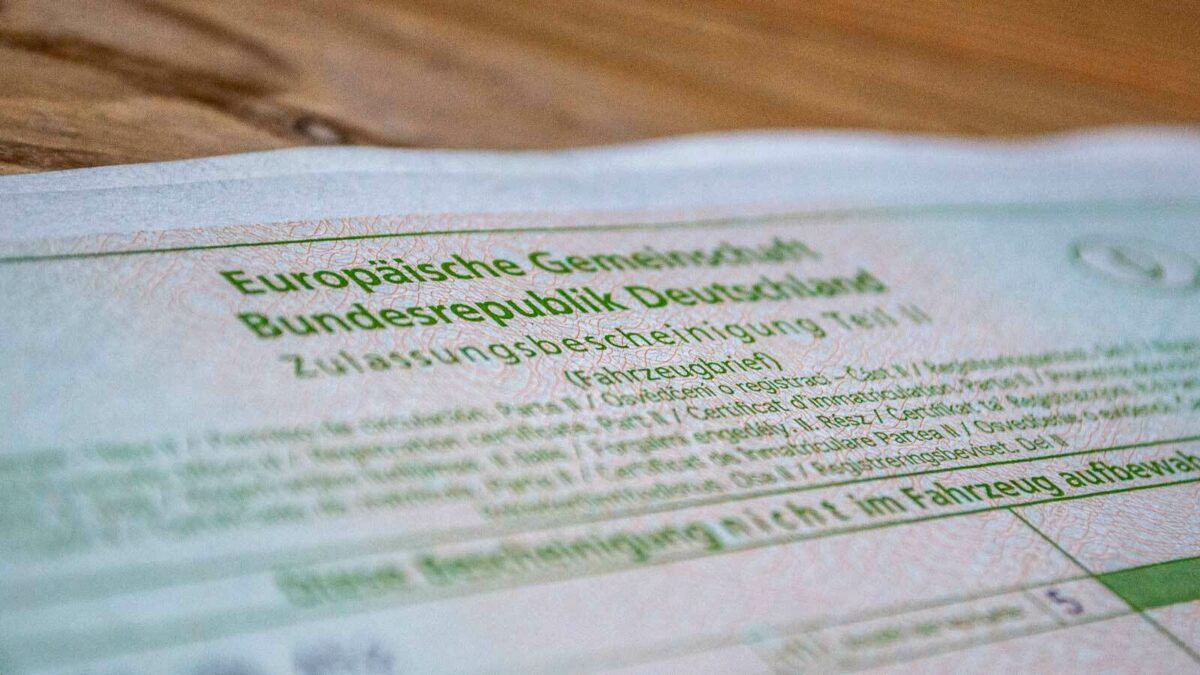 Abgebildete Zulassungsbescheinigung Teil 2, auch als Fahrzeugbrief bekannt, welche detaillierte Informationen über ein Fahrzeug in Deutschland enthält.