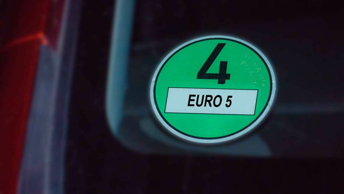 Bild einer grünen Feinstaubplakette, die Fahrzeugen mit Euro 5 Norm für den Zutritt in bestimmte Umweltzonen in deutschen Städten berechtigt.