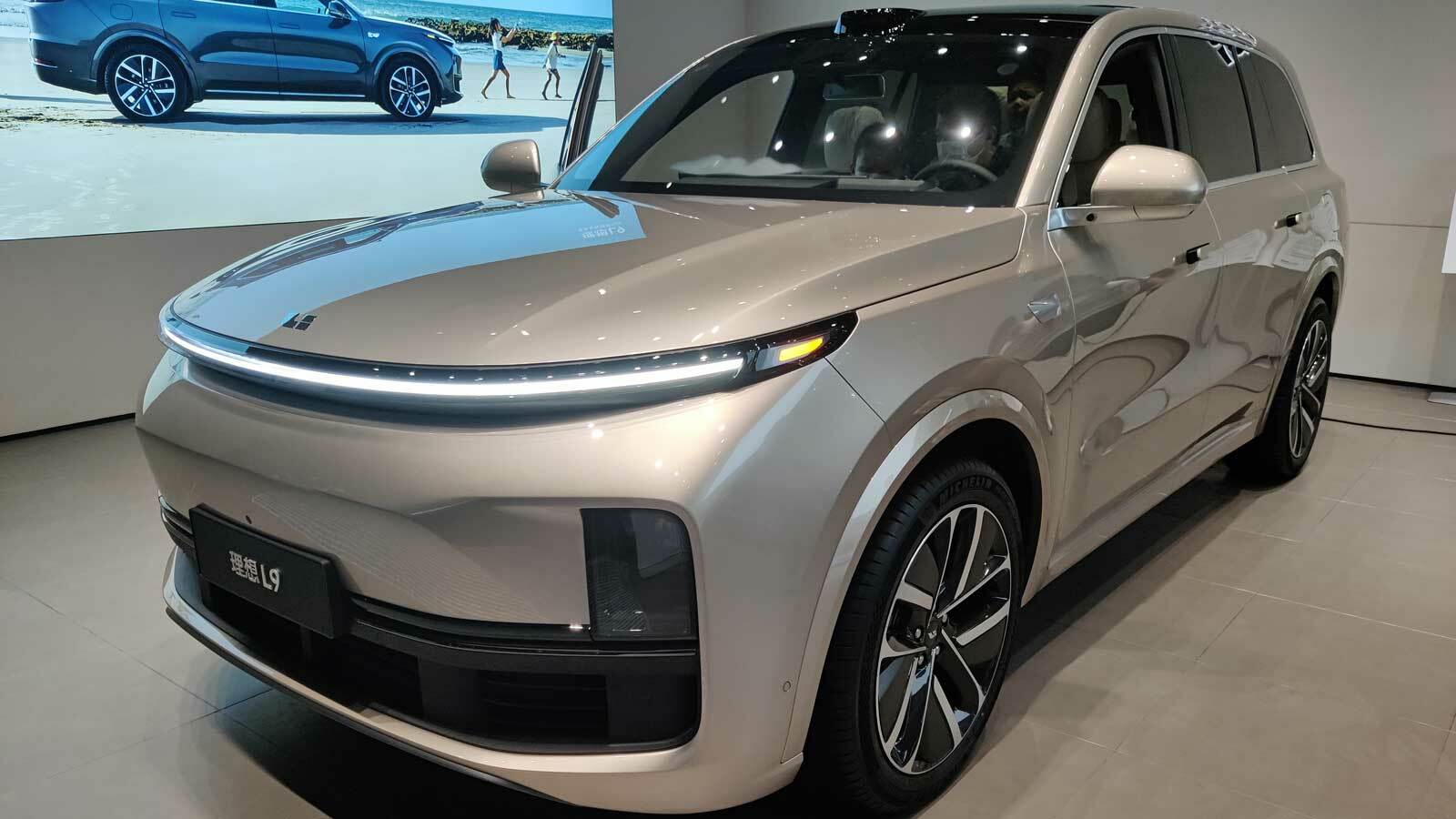 Ein silberner Li Auto L9, auch bekannt als Lixiang L9, in Frontansicht. Dieses Elektrofahrzeug kombiniert elegantes Design mit der neuesten Technologie, gekennzeichnet durch seine markante silberne Lackierung und das futuristische Erscheinungsbild.